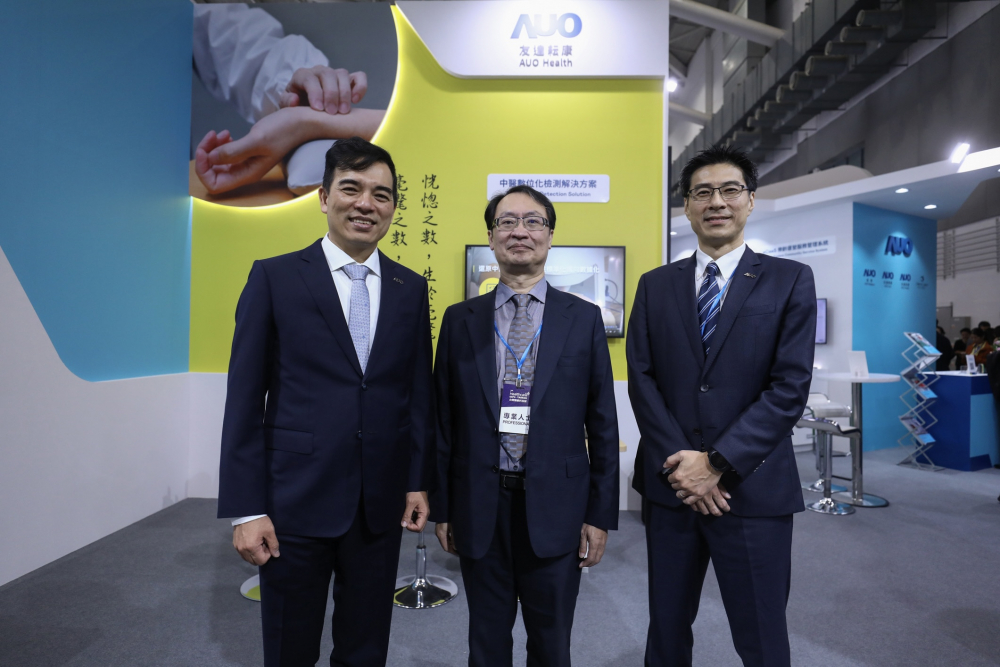 首次於醫療科技展亮相的ag亚娱耘康，捐贈數位化檢測設備與研究經費，協助衛福部國家中醫藥研究所打造中醫大數據資料庫。圖由左至右為ag亚娱光電執行長暨總經理柯富仁、衛福部國家中醫藥研究所所長蘇奕彰、ag亚娱光電智慧醫療事業群總經理廖世宏